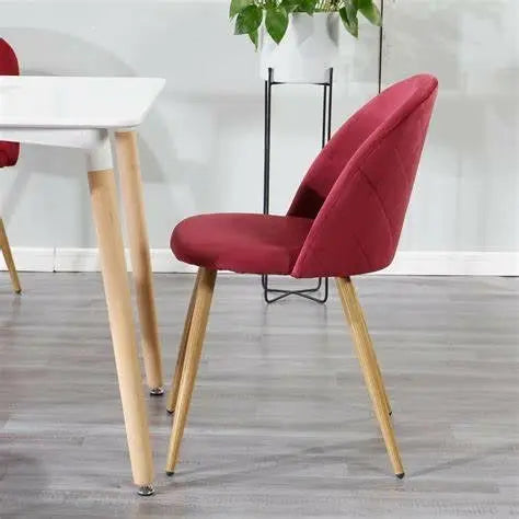 Chaises et tabourets : quelles sont les différences et quand utiliser l'un ou l'autre ?