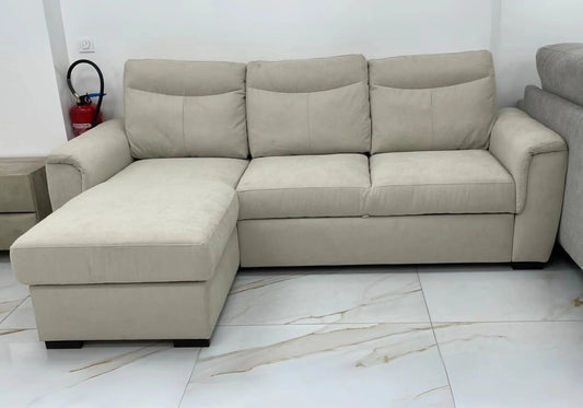 Canapé angle convertible beige AMALFI dans un salon moderne