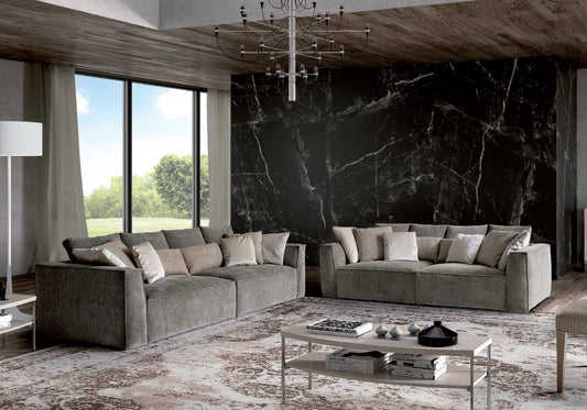 Le canapé gris NAURA attire l'attention avec son design moderne.