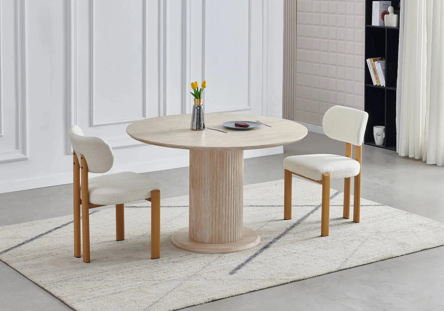 Table ronde travertin et chaises bouclées – INAYA Galerie du Mobilier