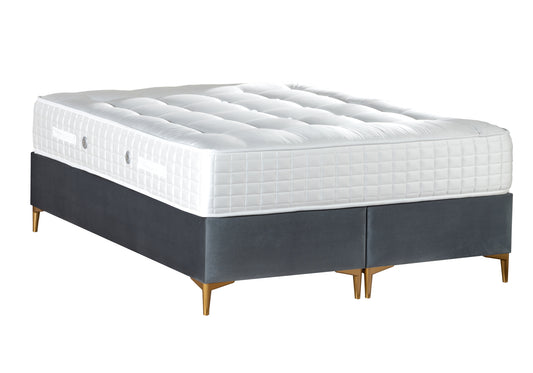 Vue élégante du lit coffre et matelas gris SERRA, parfait pour moderniser votre chambre avec style.