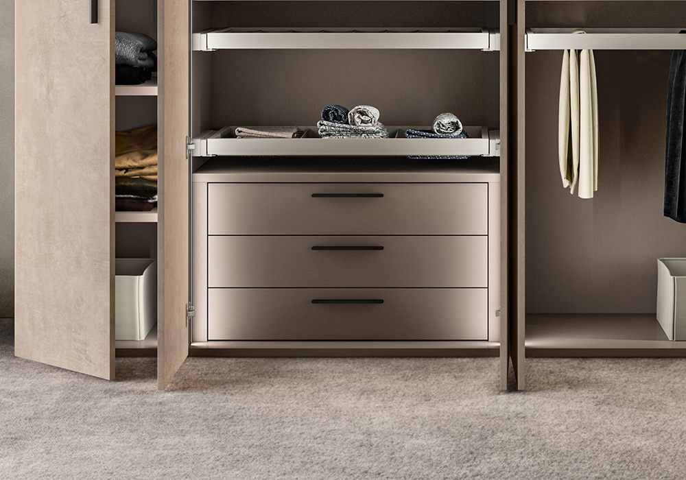 Armoire 6 portes noyer laqué – Eva