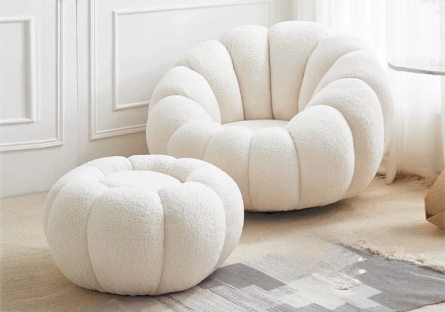 Fauteuil pivotant avec pouf en laine bouclée - COZY