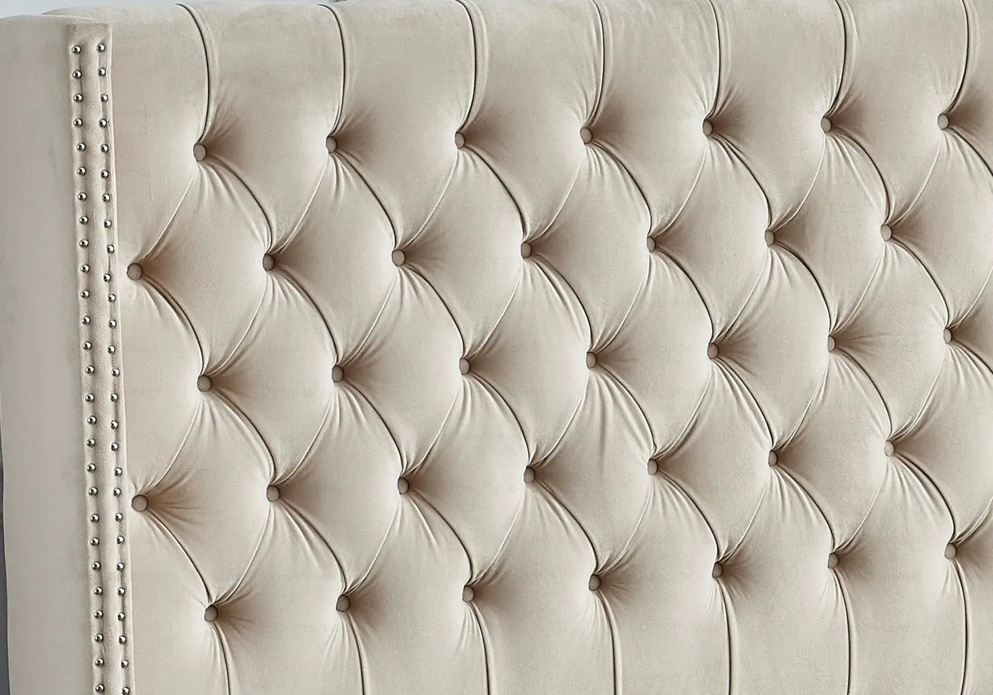 Lit coffre capitonné velours beige CHESTER New Design