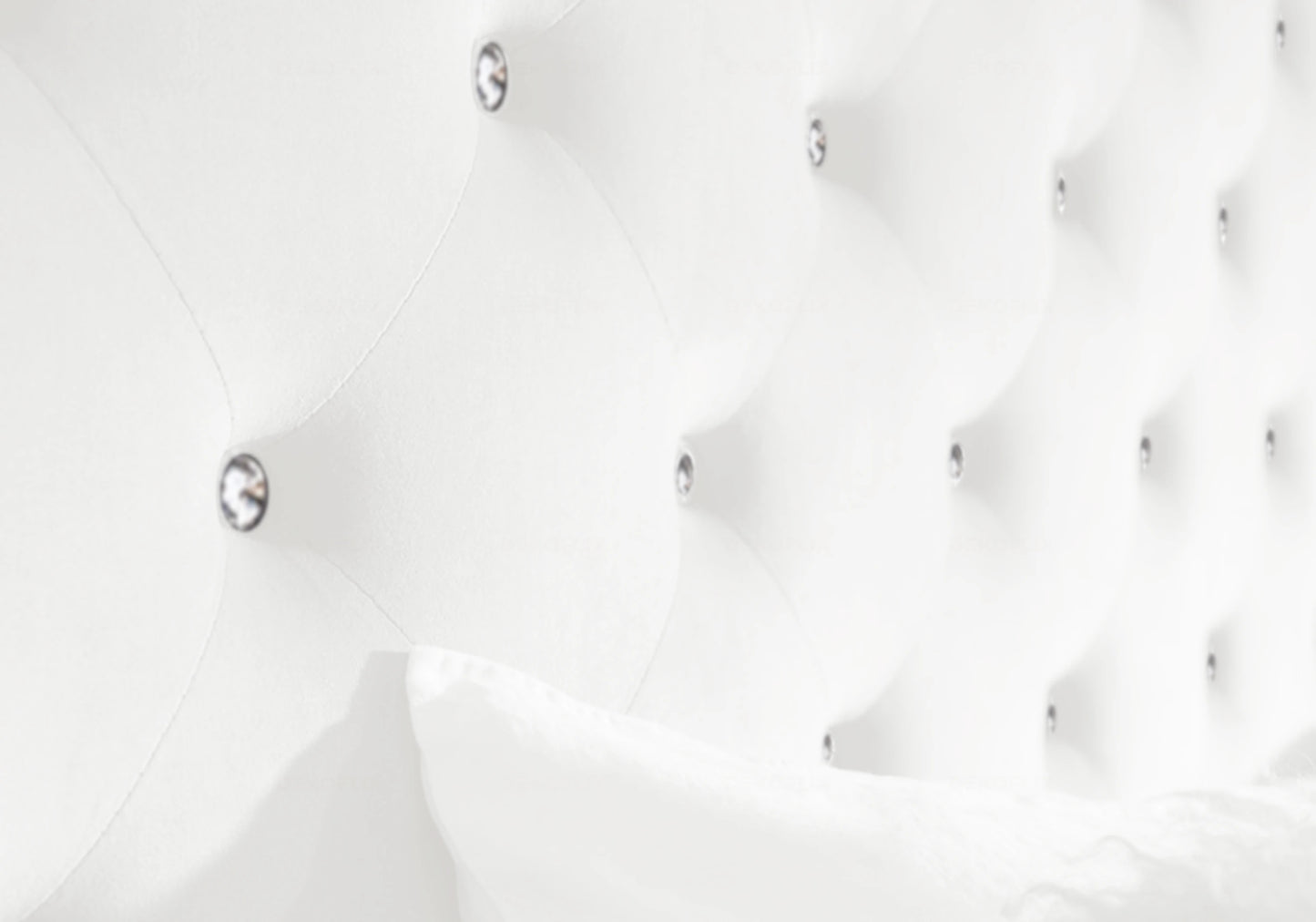 Lit double capitonné en velours blanc avec strass – ANIS
