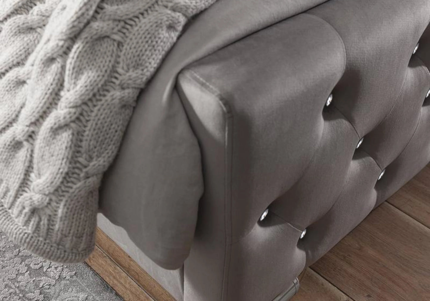 Lit double capitonné en velours gris avec strass – ANIS