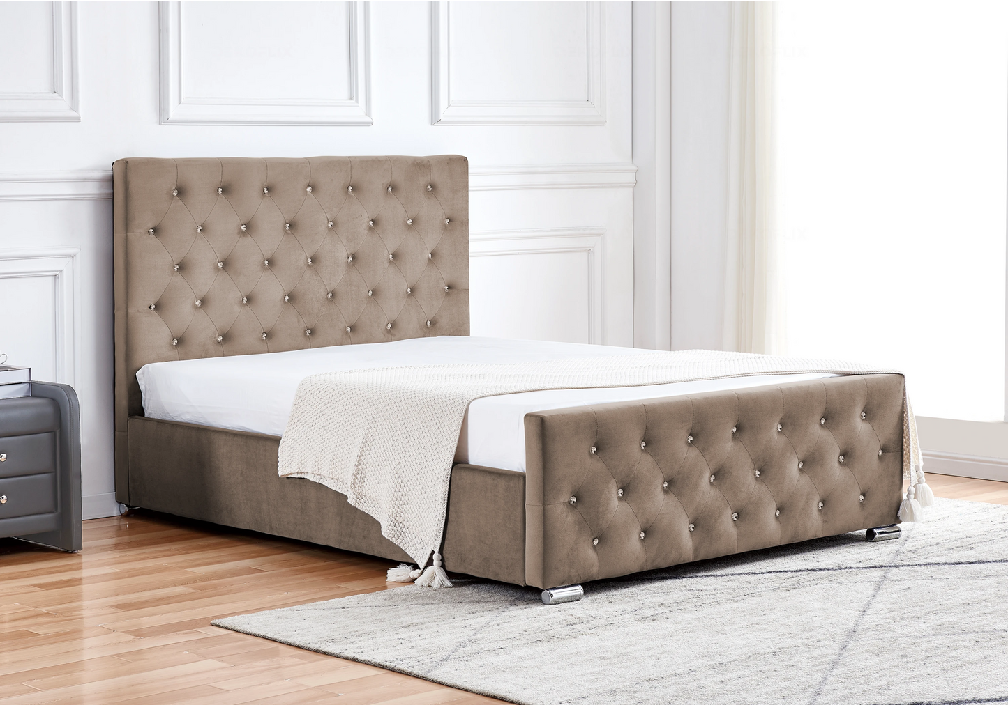 Lit double capitonné en velours taupe avec strass – ANIS