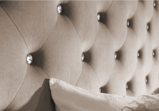 Lit double capitonné en velours taupe avec strass – ANIS