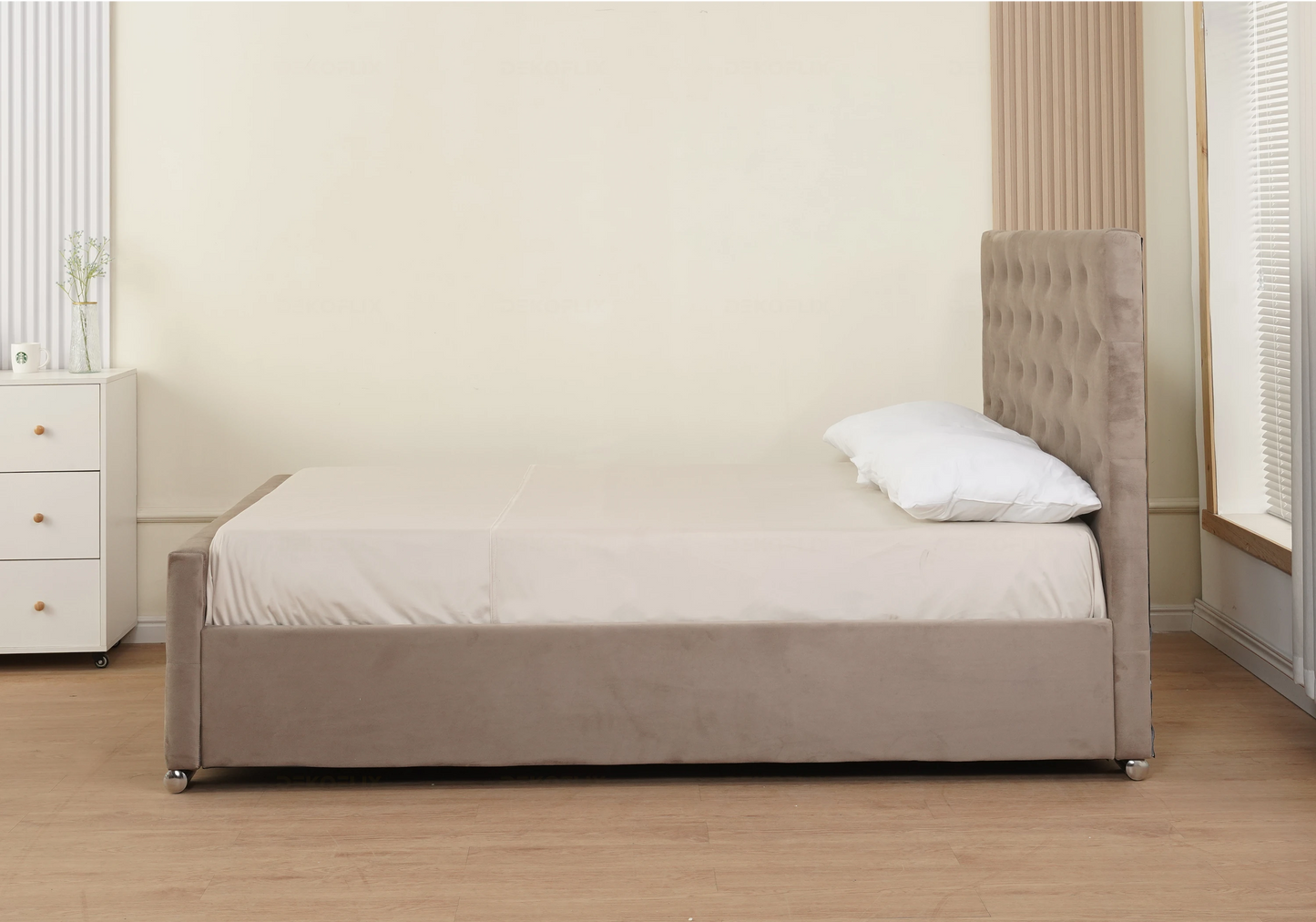 Lit double capitonné en velours taupe avec strass – ANIS