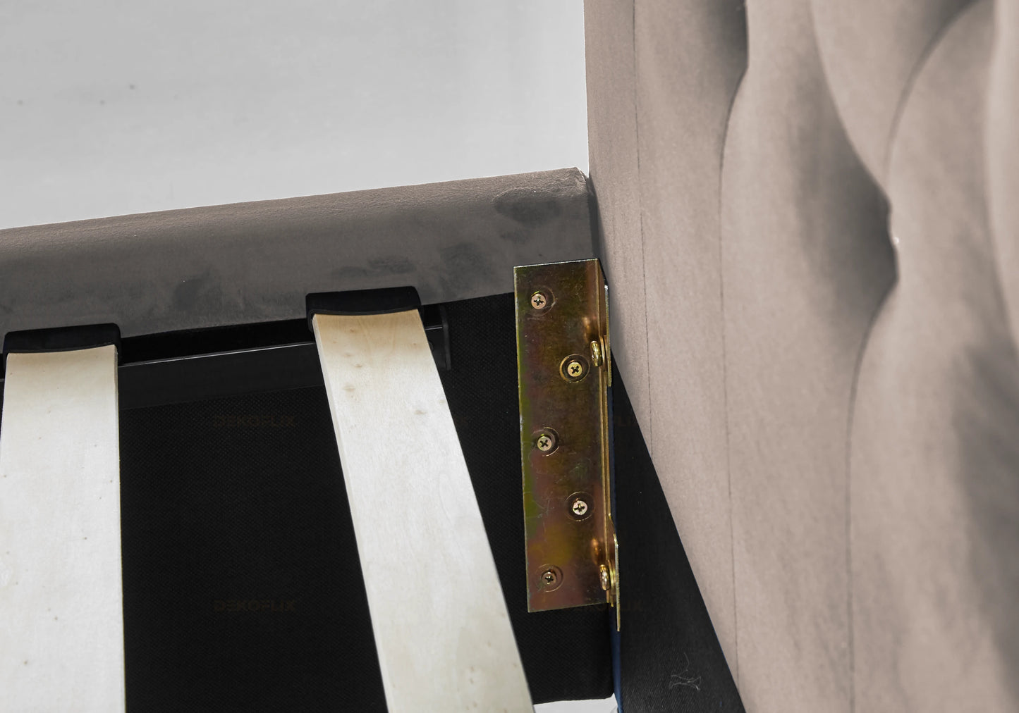 Lit double capitonné en velours taupe avec strass – ANIS