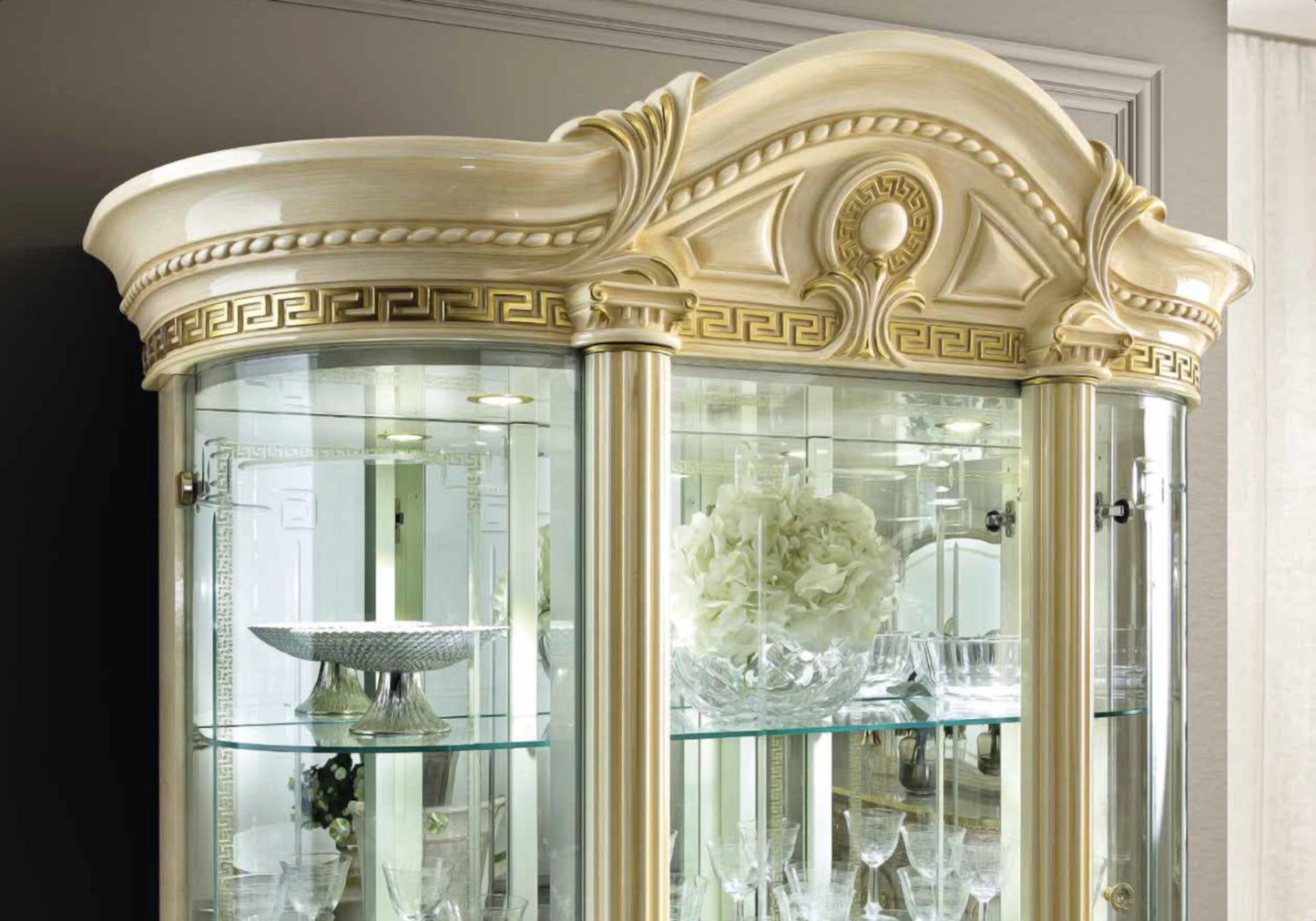 Salle à manger ronde baroque ivoire et or versace – IMPERIA