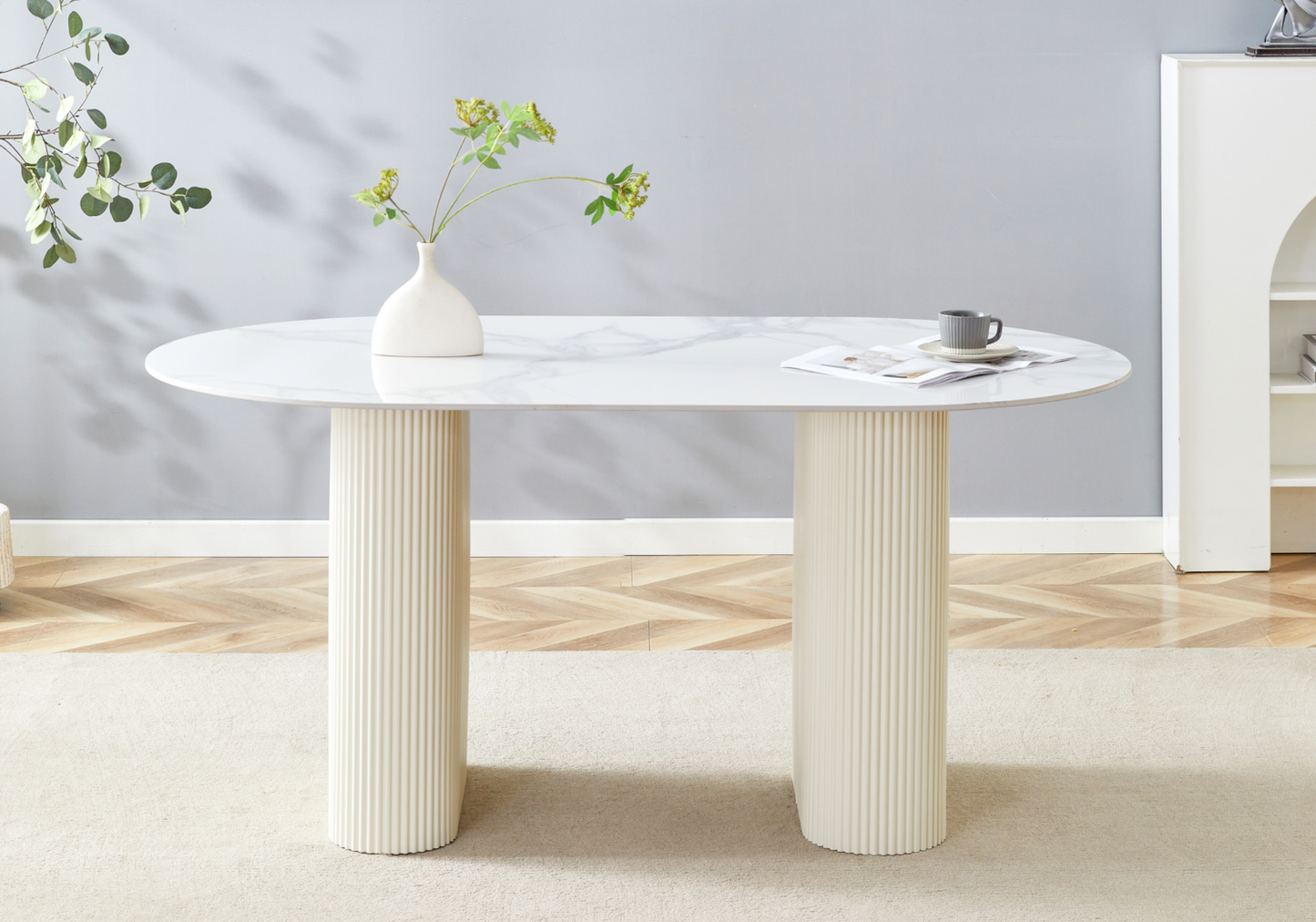 Table à manger ovale marbre blanc et pieds beige - Serena