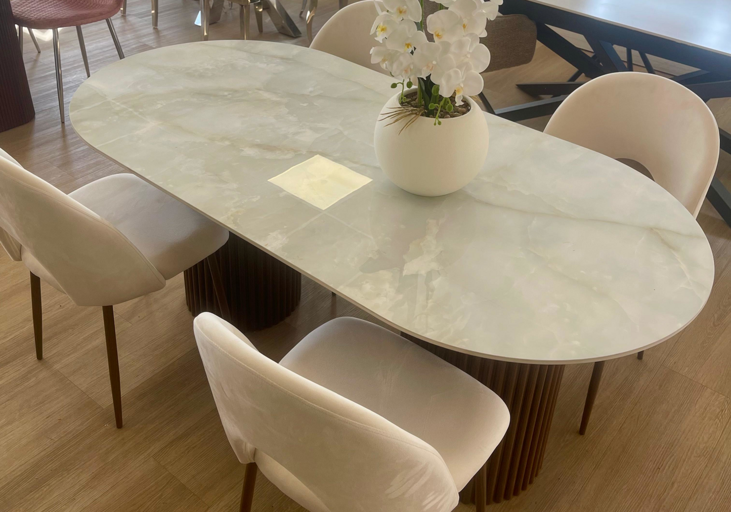 Table à manger ovale marbre onyx et pieds noyer - Tivoli