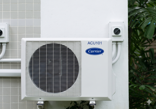 Unité de climatisation extérieure blanche de marque Carrier installée sur un mur moderne, illustrant une intégration propre et esthétique pour un intérieur design.