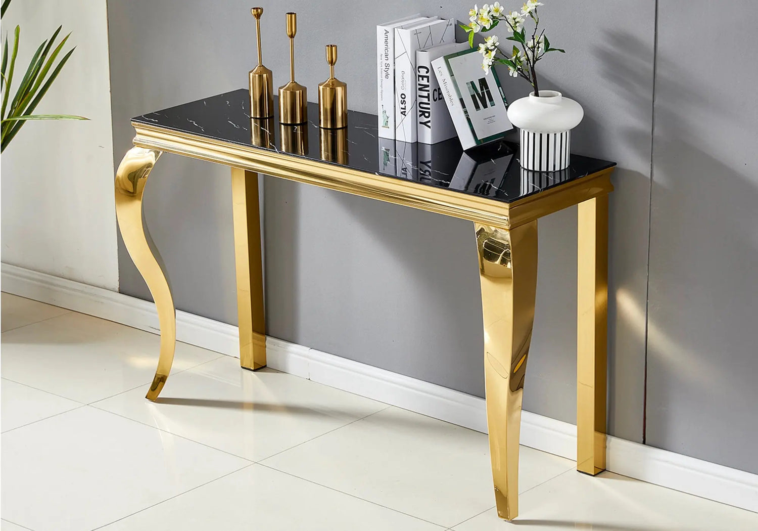 Console d'entrée de luxe avec structure géométrique en métal doré et plateau noir de la collection DEKOFLIX.
