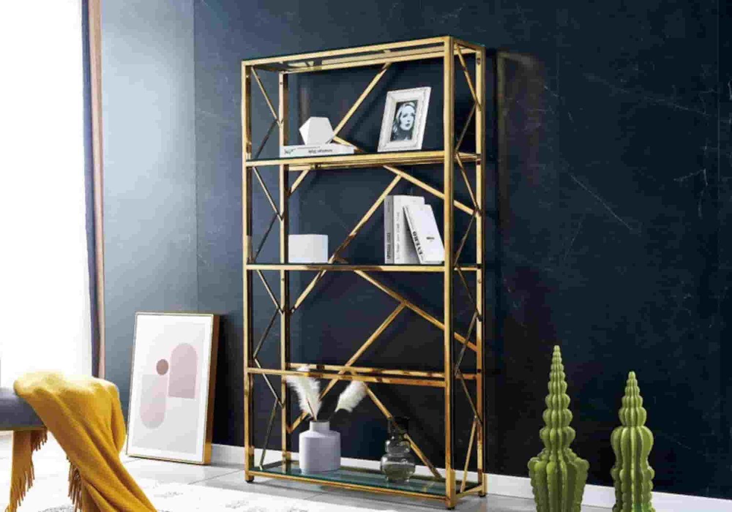 Grande bibliothèque design ouverte en métal doré et étagères en verre fumé style italien luxe dans un salon moderne DEKOFLIX.
