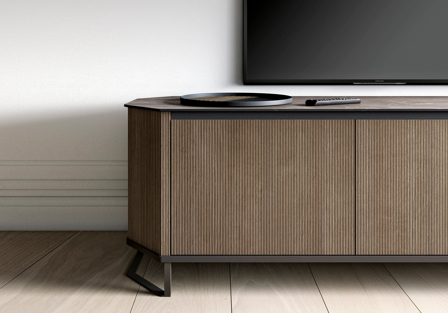 Meuble TV moderne en bois foncé cannelé avec pieds en métal doré de la collection DEKOFLIX.