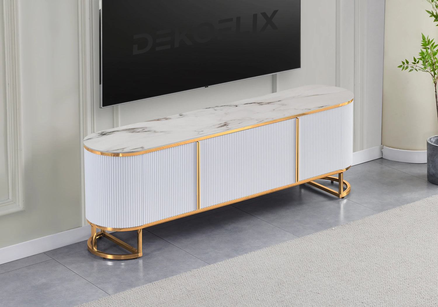 Meuble TV ovale blanc cannelé avec plateau effet marbre beige et piètement en métal doré de la collection DEKOFLIX.