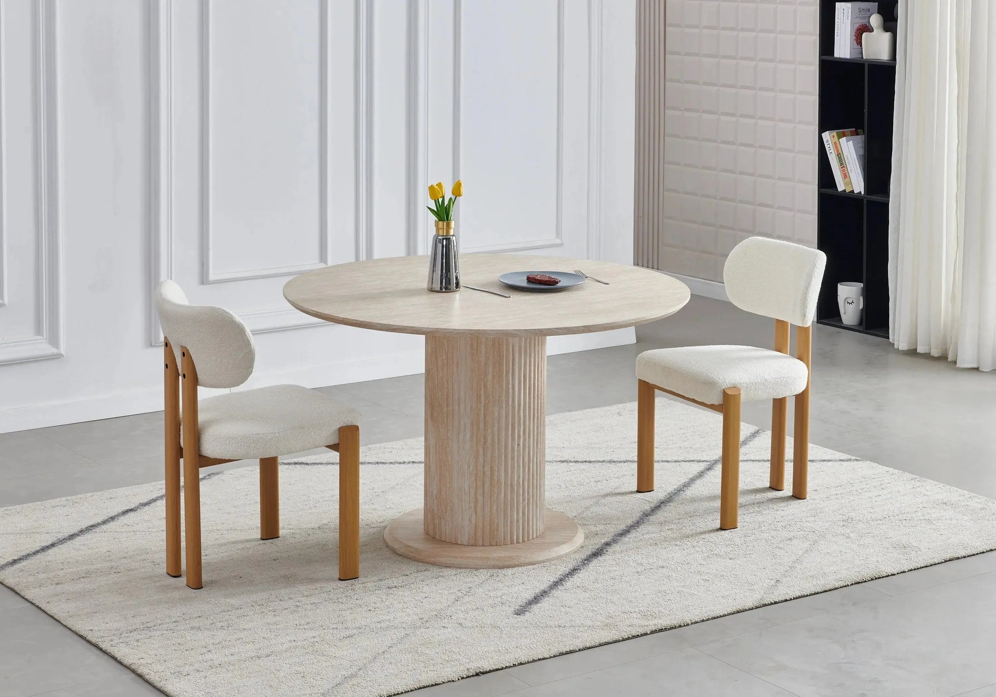 Table ronde travertin et chaises bouclées – INAYA Galerie du Mobilier