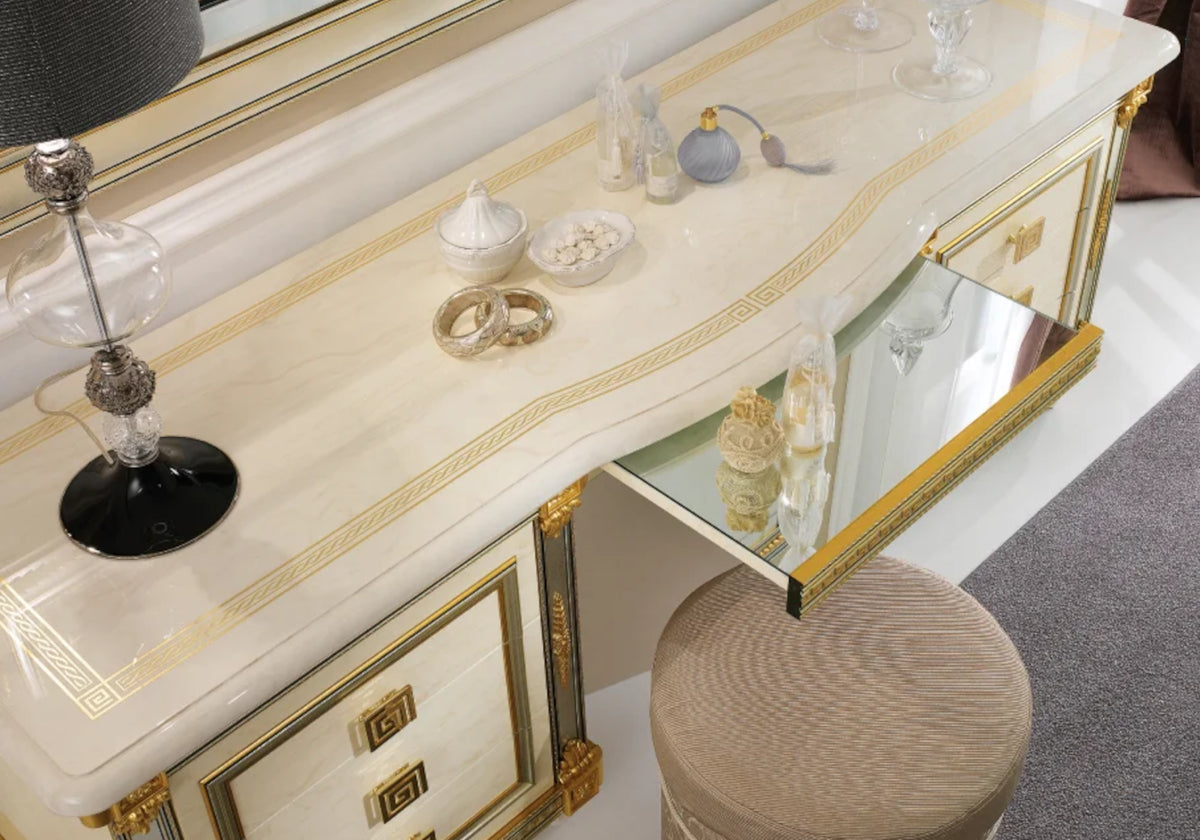 Coiffeuse de chambre blanc laqué avec ornements dorés - Liberty