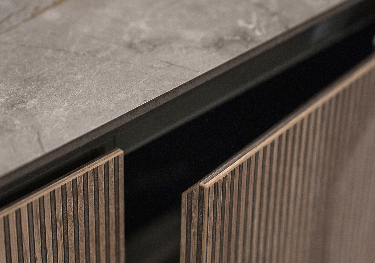 Buffet bas italien bois miel rainuré - Hexagon