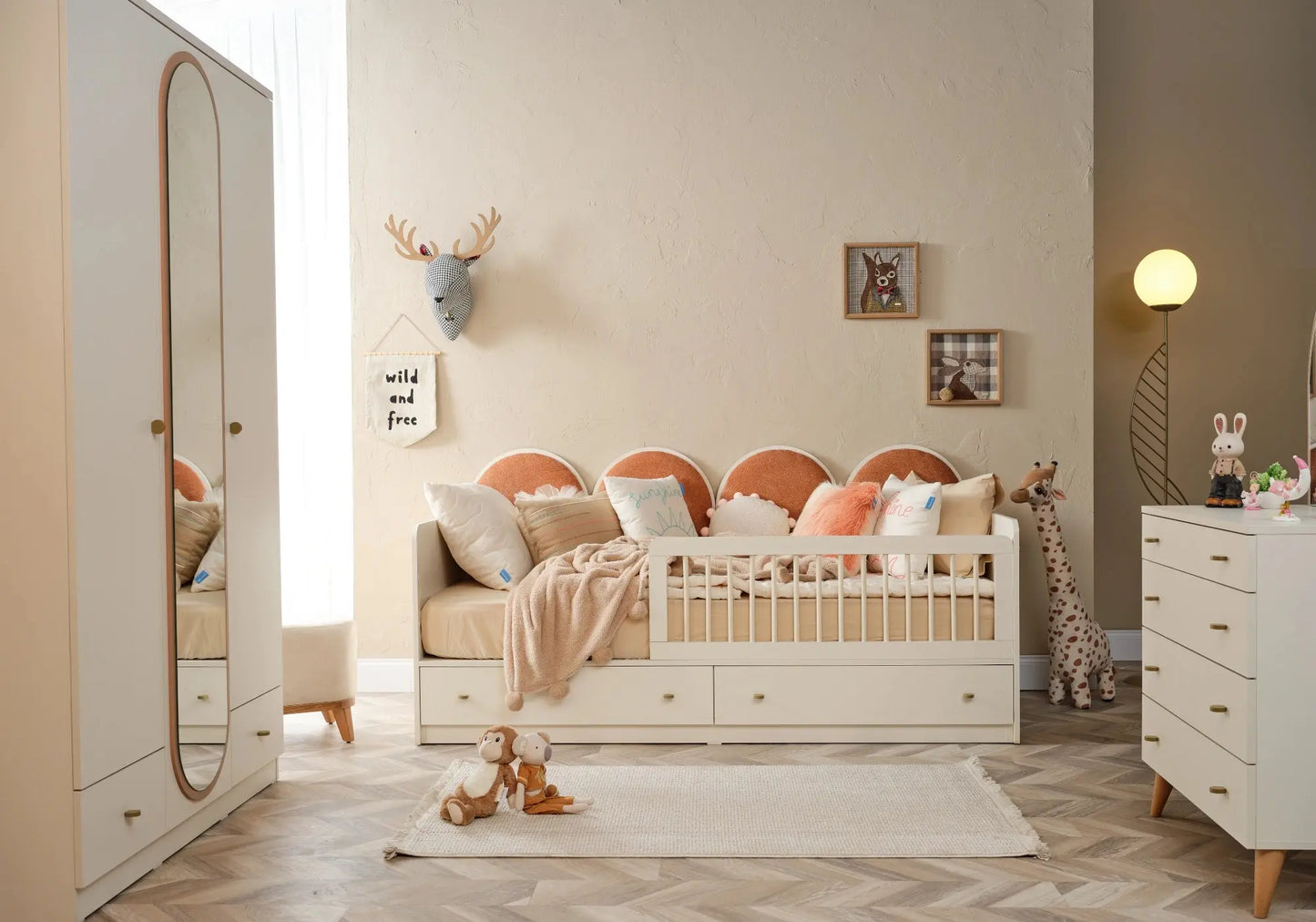 Lorena chambre bébé Montessori orange, design moderne et élégant.