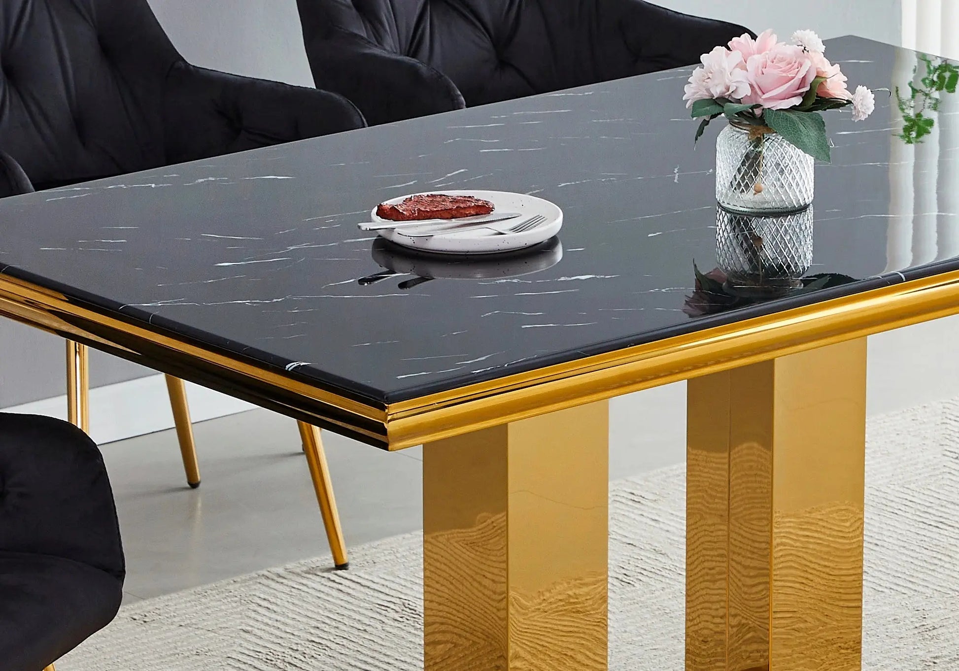 Ensemble table chaise dorée marbre noir VERSUS New Design