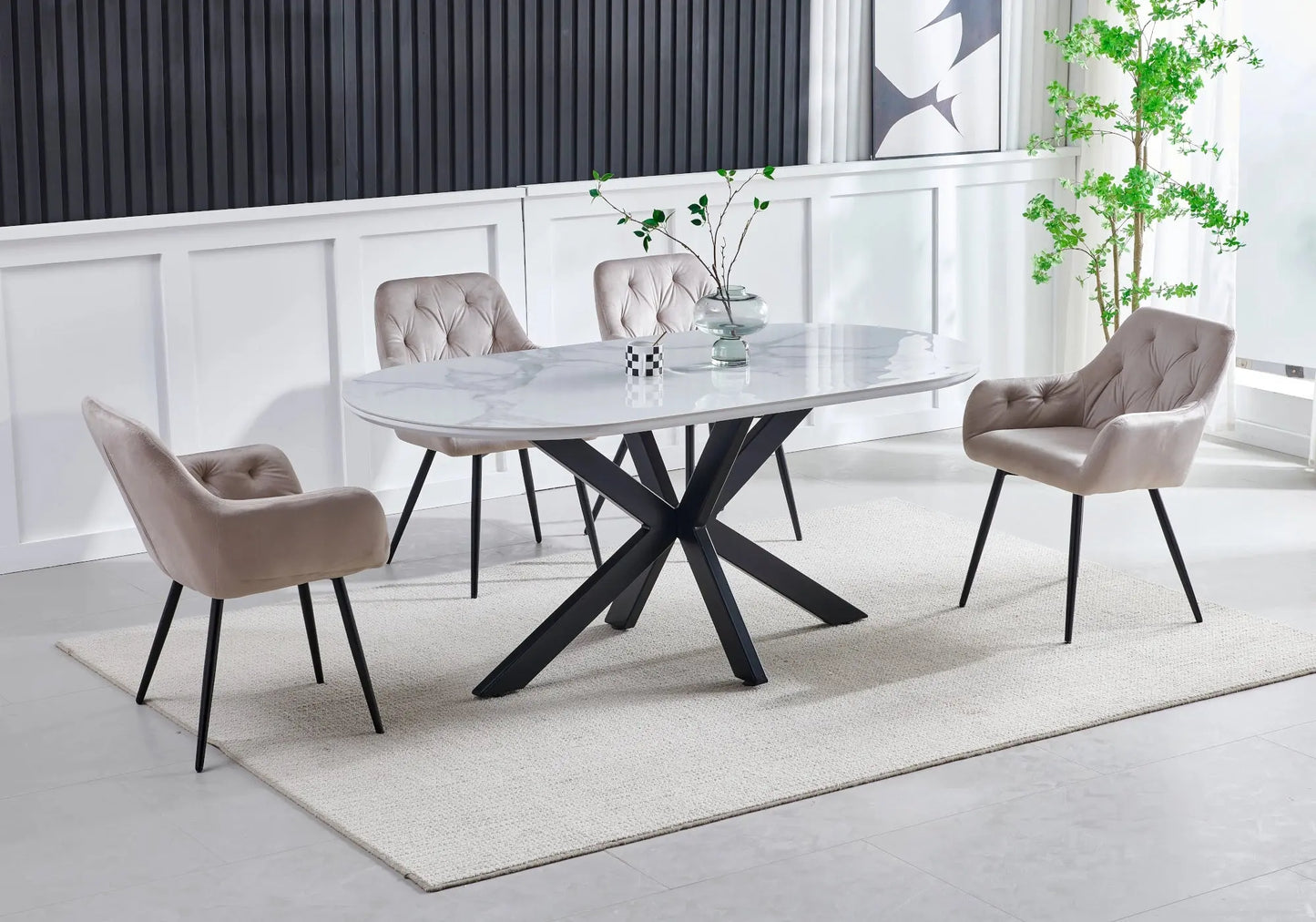 Table en marbre blanc avec pieds en métal noir et chaises