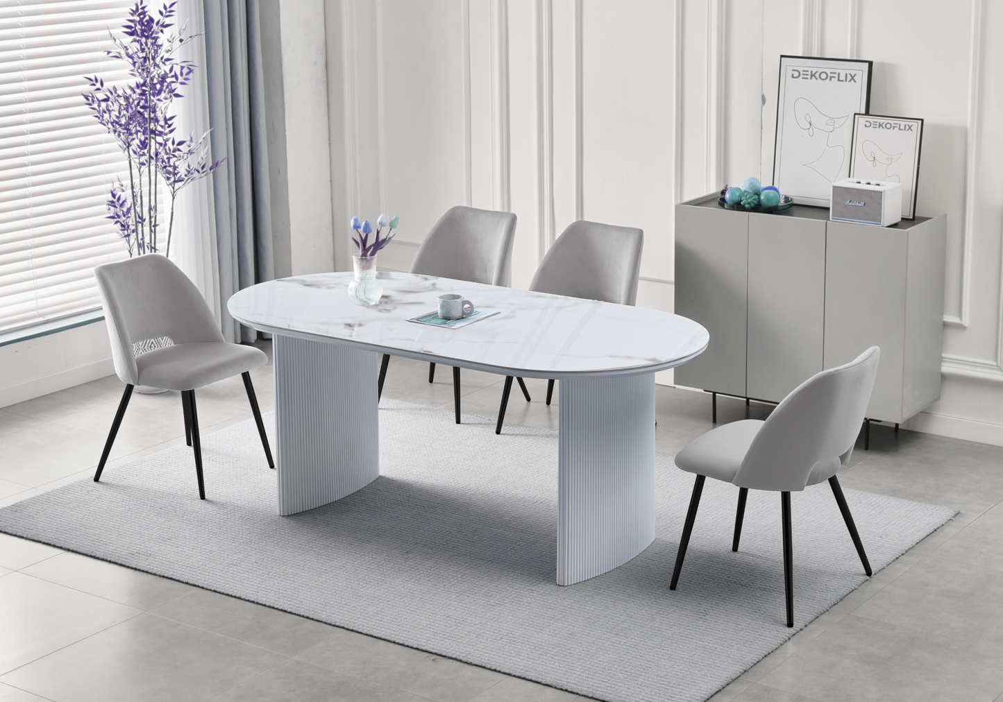 Ensemble table marbre beige et chaises noirs – Kara