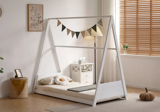 Lit cabane enfant bois blanc JOYE dans une chambre moderne