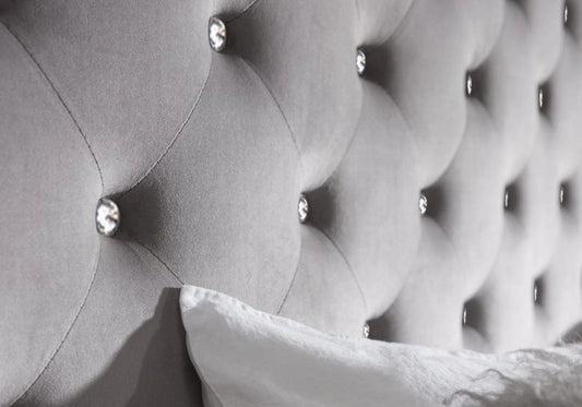 Lit double capitonné en velours gris avec strass – ANIS