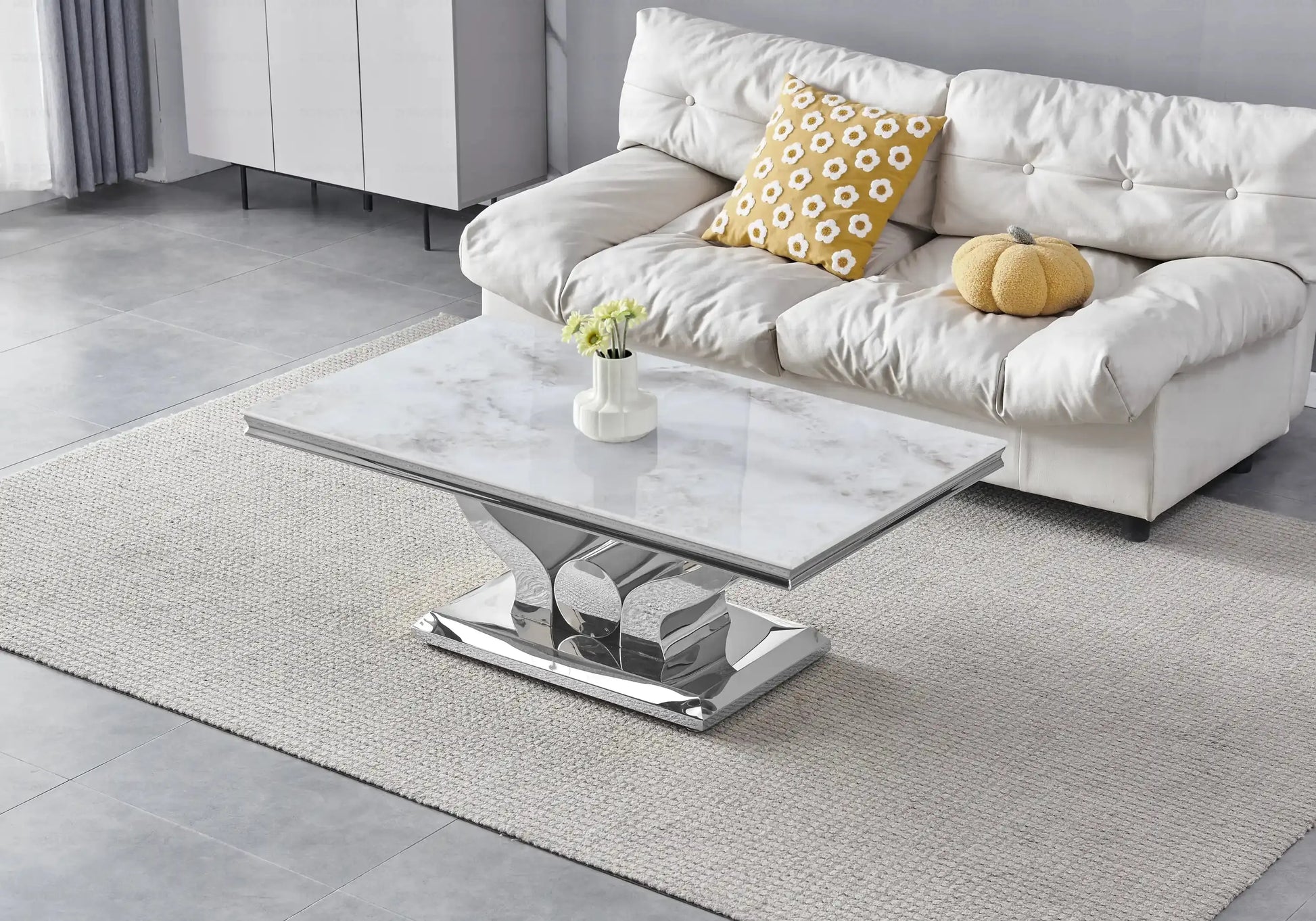 Table marbre beige et chaises capitonnées gris argent NEA New Design