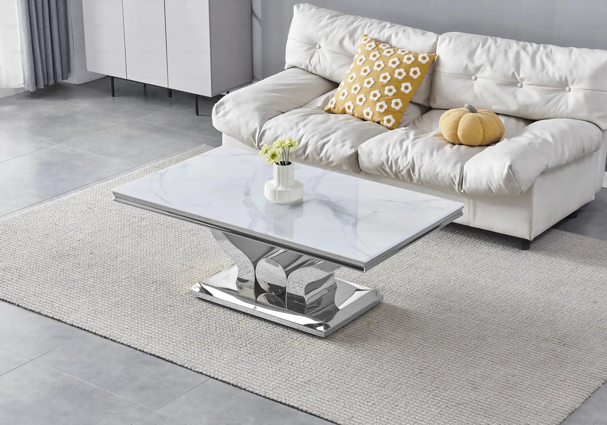 Table marbre blanc et chaises capitonnées gris argent NEA New Design