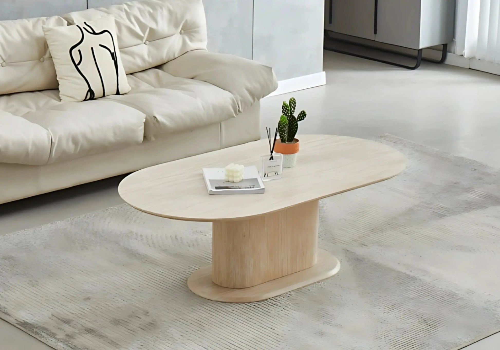 Table ronde travertin et chaises bouclées – INAYA Galerie du Mobilier