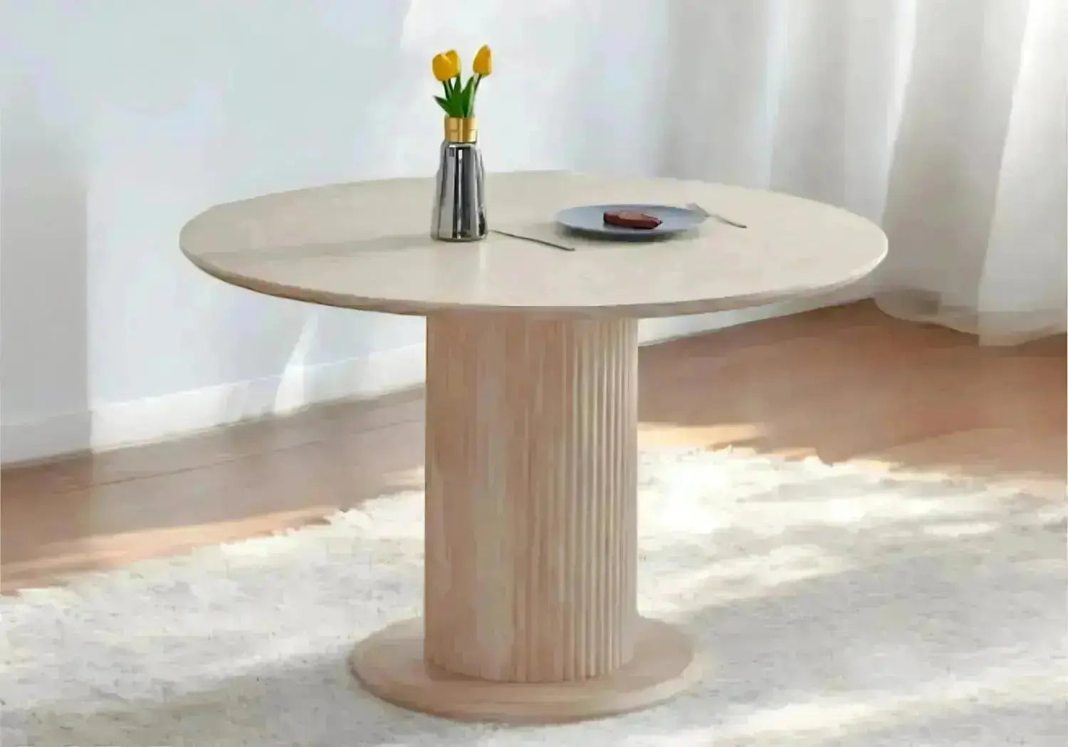 Table à manger ronde chêne ELNA dans un salon