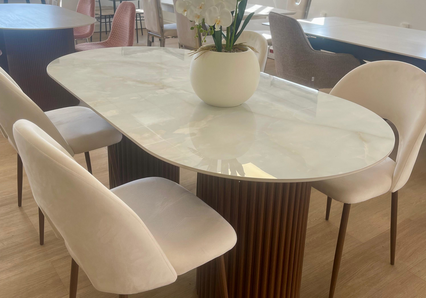 Table à manger ovale marbre onyx et pieds noyer - Tivoli