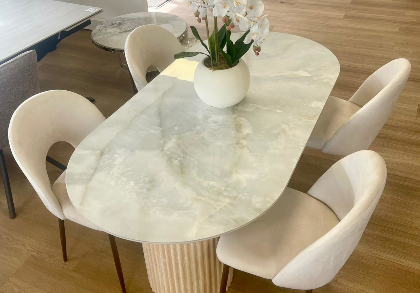 Table à manger ovale marbre onyx et pieds travertin - Tivoli